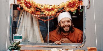 Food truck offers free food for earthquake-affected tourists in Lombok