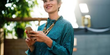 الناس يوزعون شارات في محطات أنبوب لمعالجة الوحدة