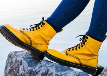 الناس يوزعون شارات في محطات أنبوب لمعالجة الوحدة